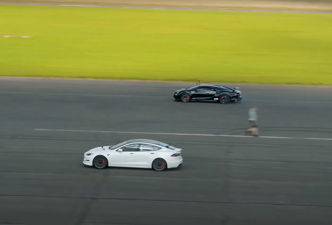 Bugatti Chiron vs Tesla Model S Plaid