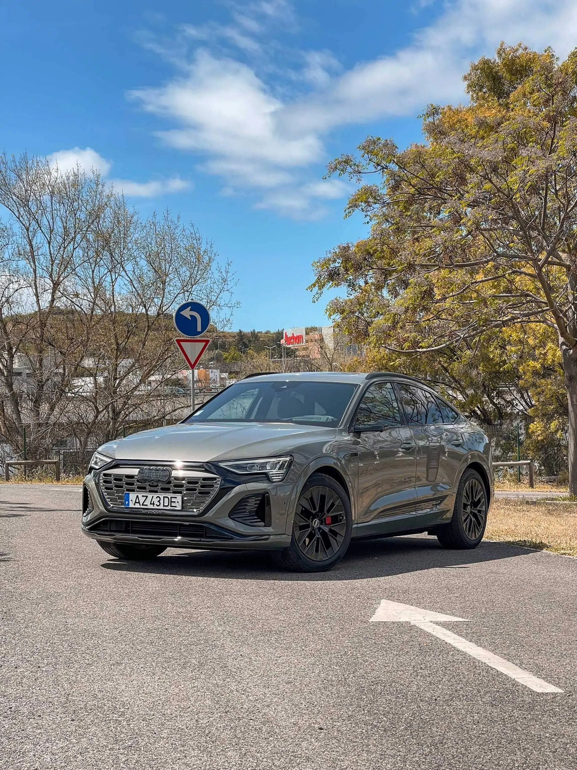 Audi Q8 Sportback e-tron, frente 3/4