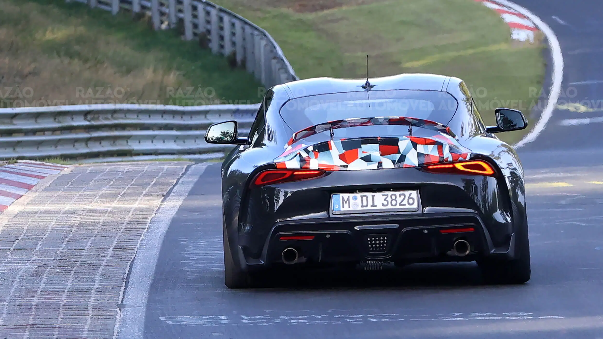 Toyota Supra GRMN em circuito, traseira