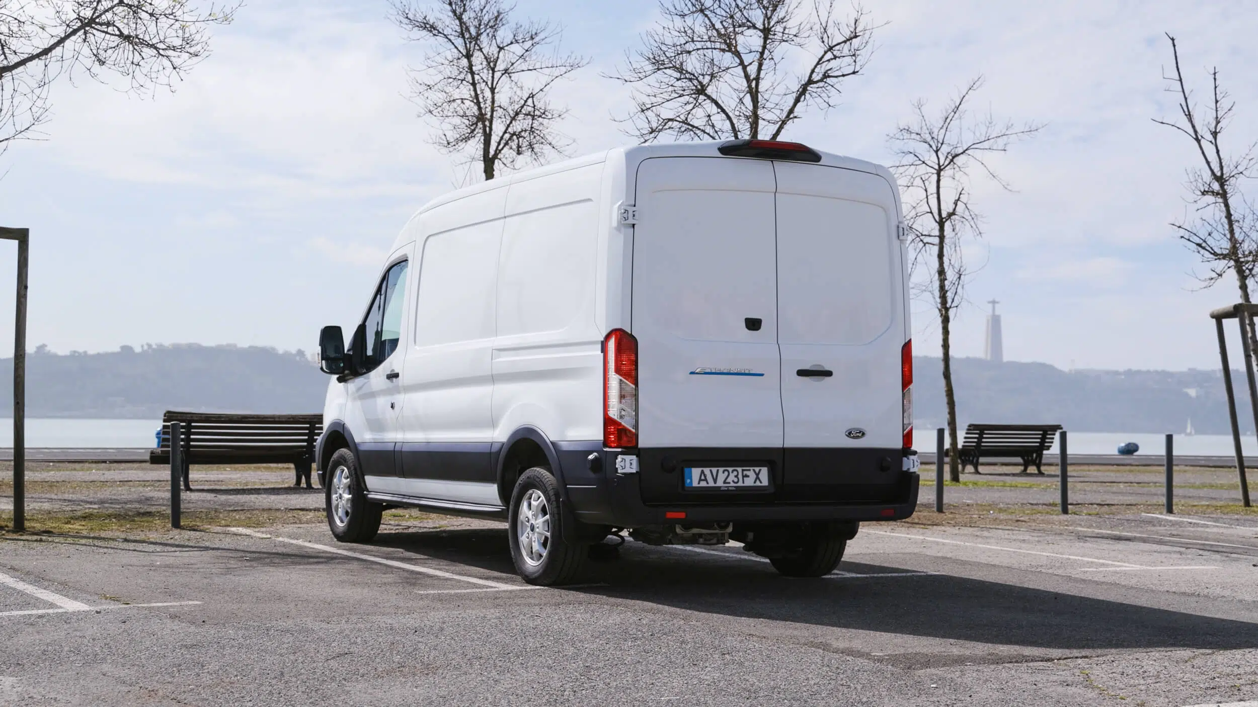 Ford E-Transit traseira 3/4