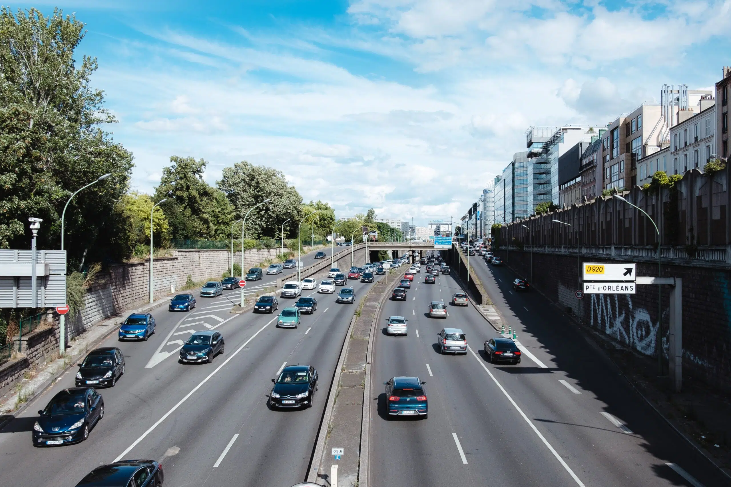 Estrada durante o dia em Paris, com tráfego