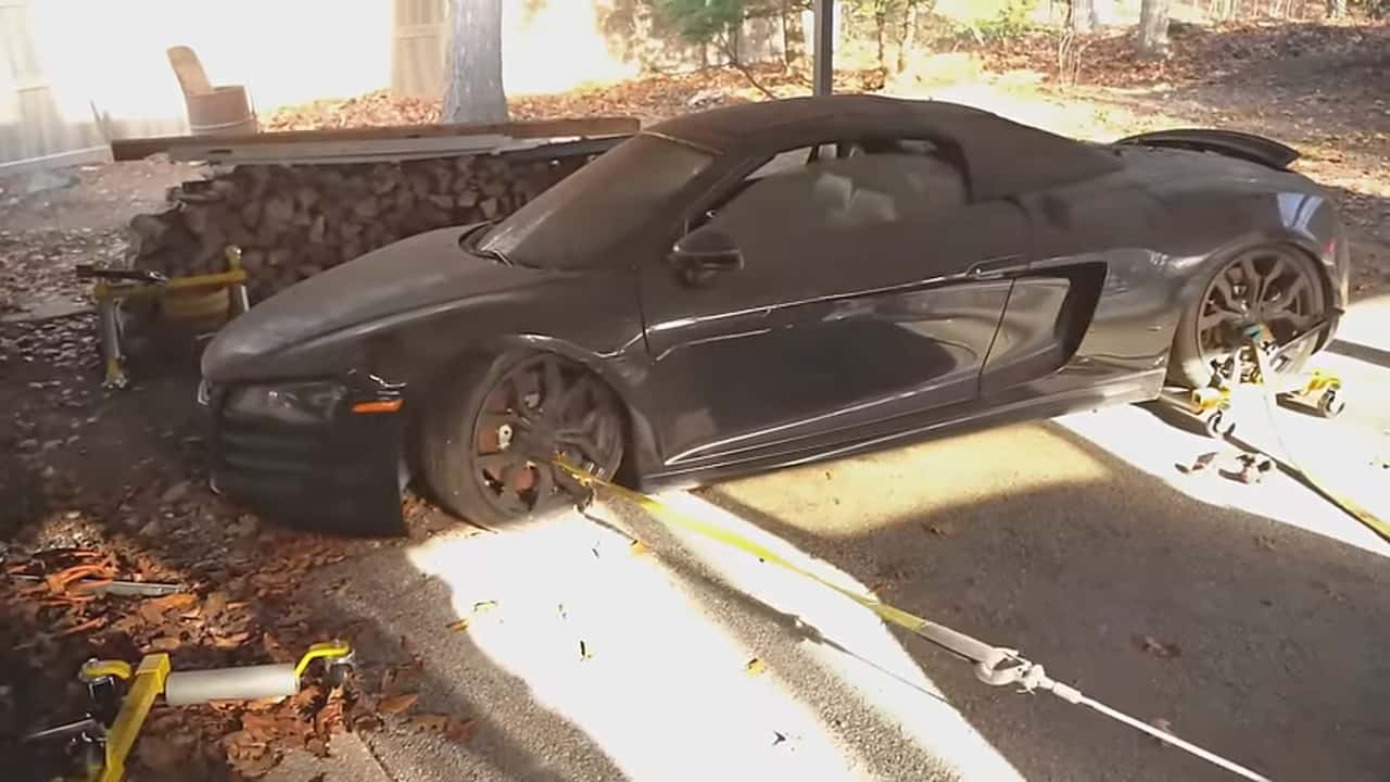 Quem é que deixa um Audi R8 Spyder V10 na rua durante cinco anos?