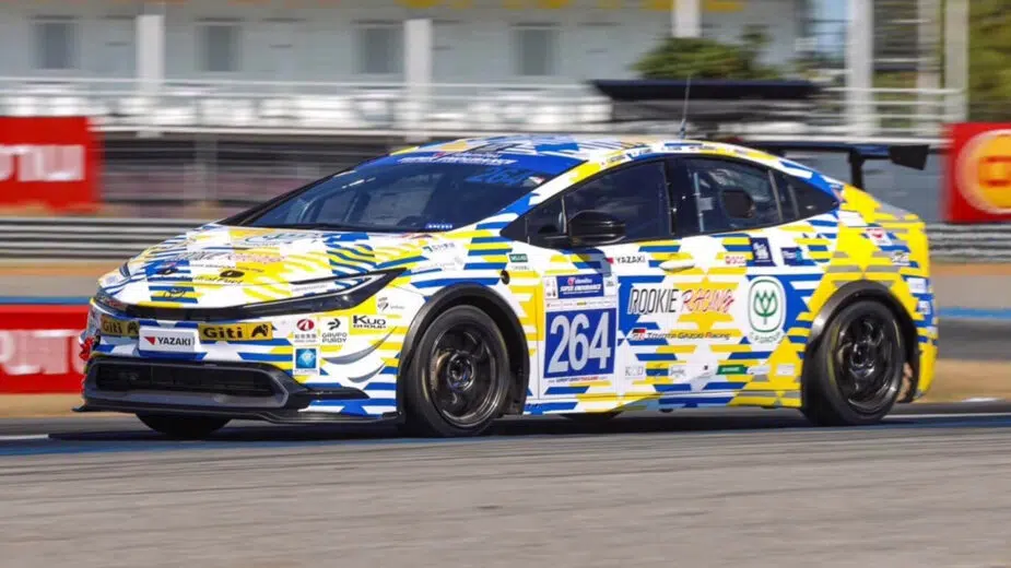 toyota prius de competição em circuito