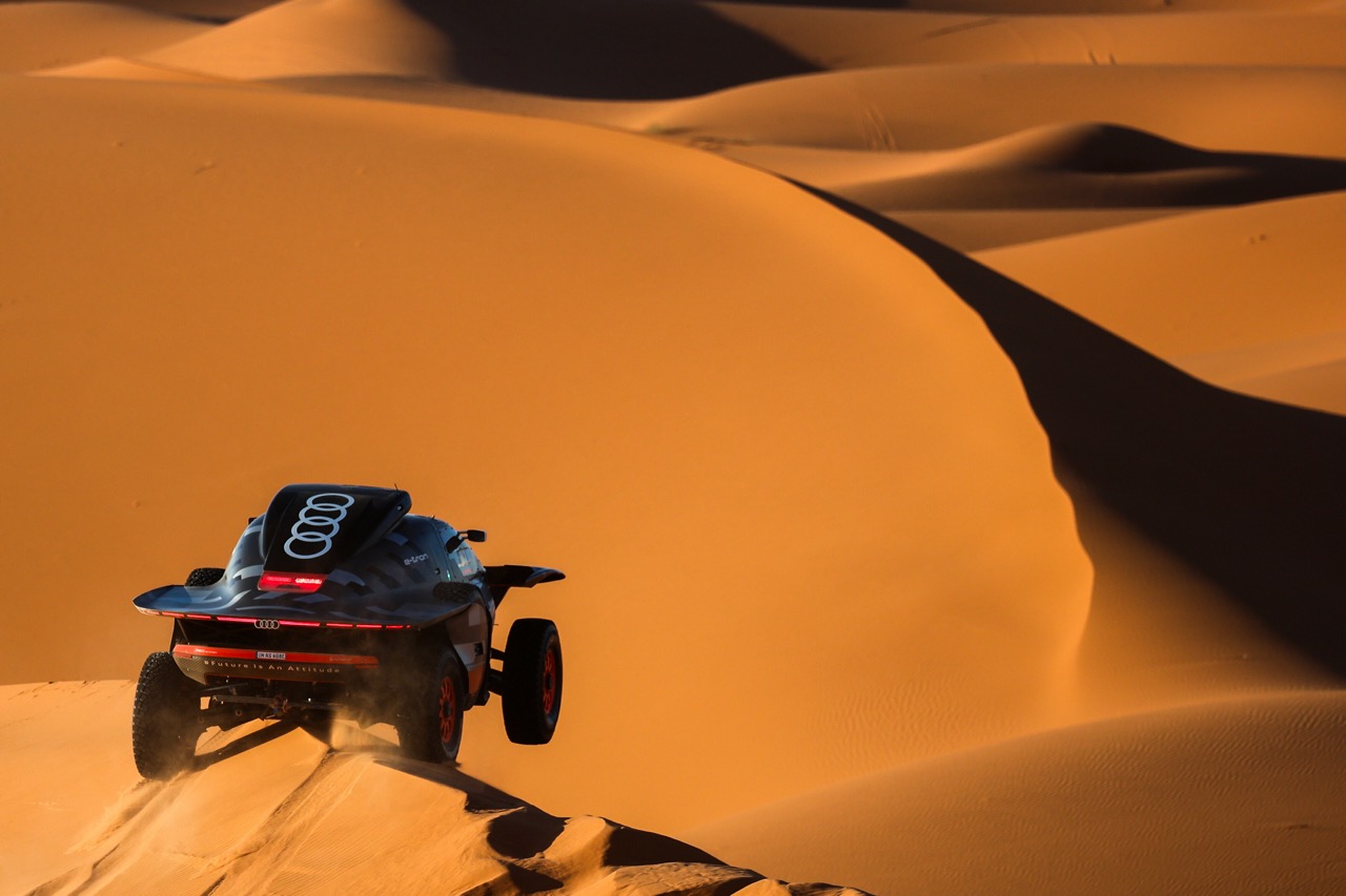 Carlos Sainz com Audi RS Q e-tron a trepar dunas
