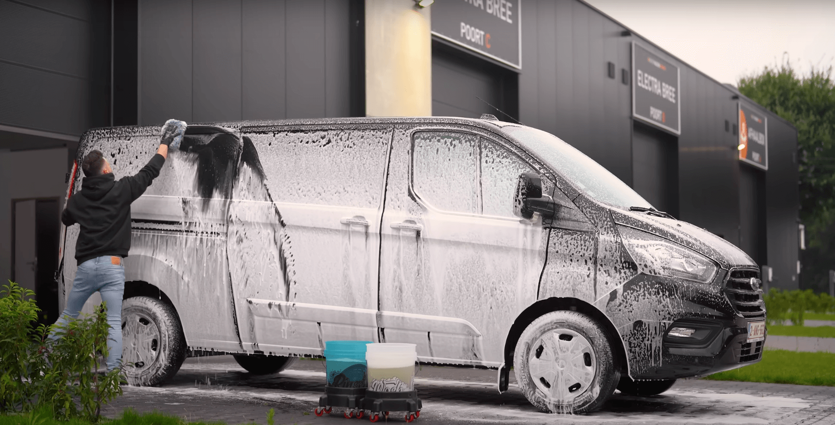 Lavagem profunda a Ford Transit porque os furgões também merecem