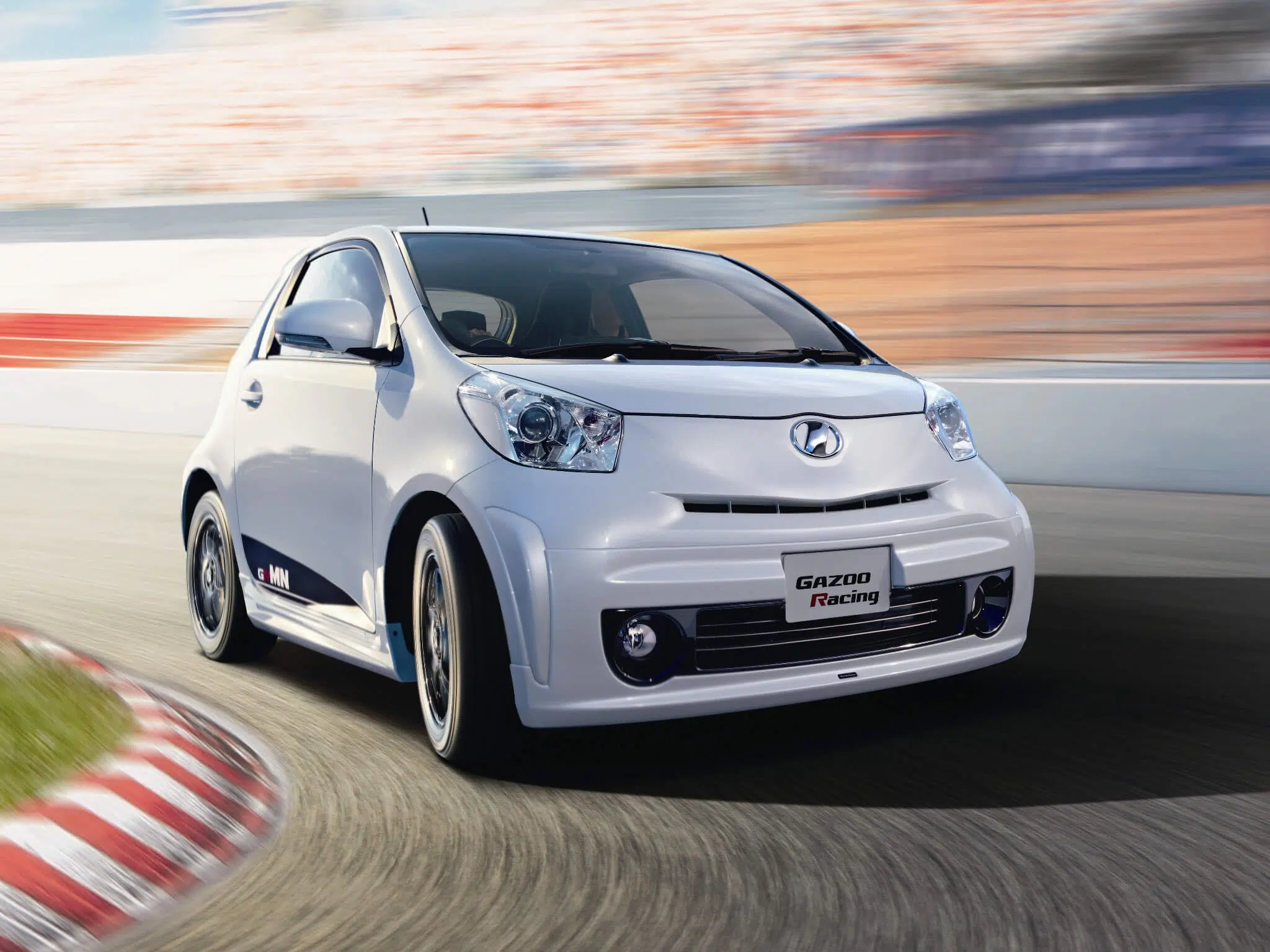 Toyota iQ GRMN, a curvar em circuito, frente