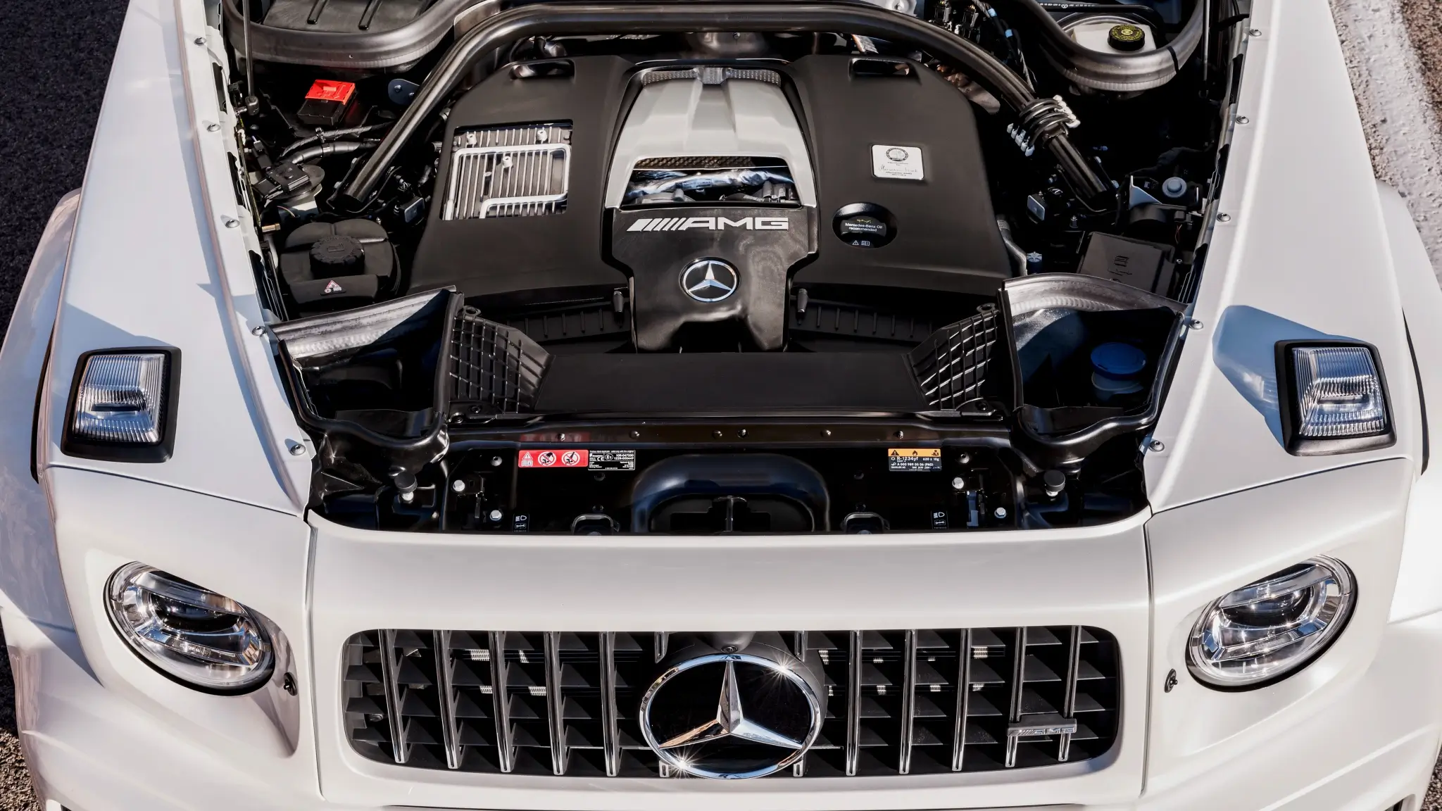 É assim que nasce o motor V8 biturbo da AMG