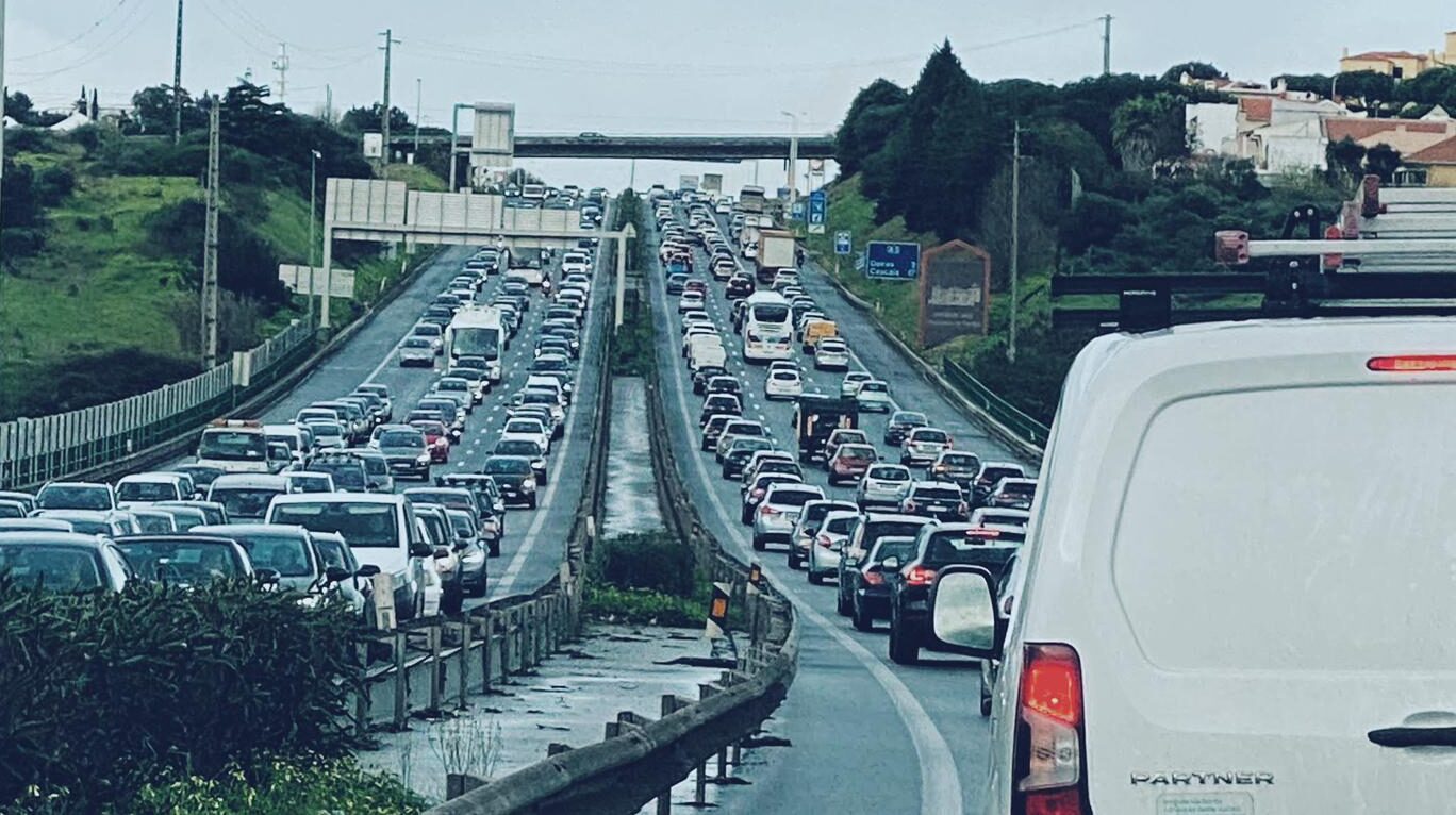 Autoestrada com filas de trânsito