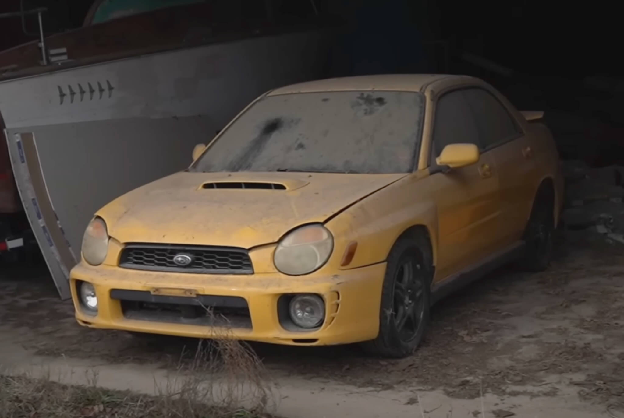 Subaru Impreza WRX resgatado do celeiro onde estava há sete anos