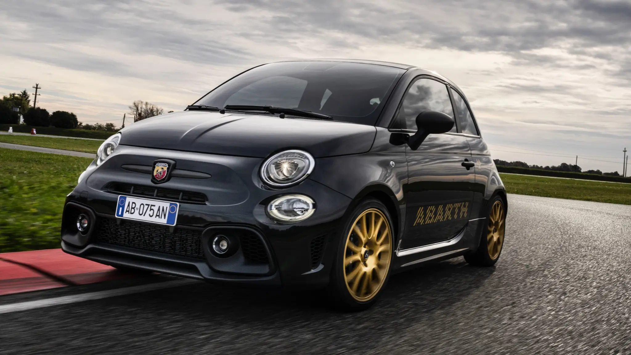 Abarth celebra 75 anos com edição especial do 695. Será a última?