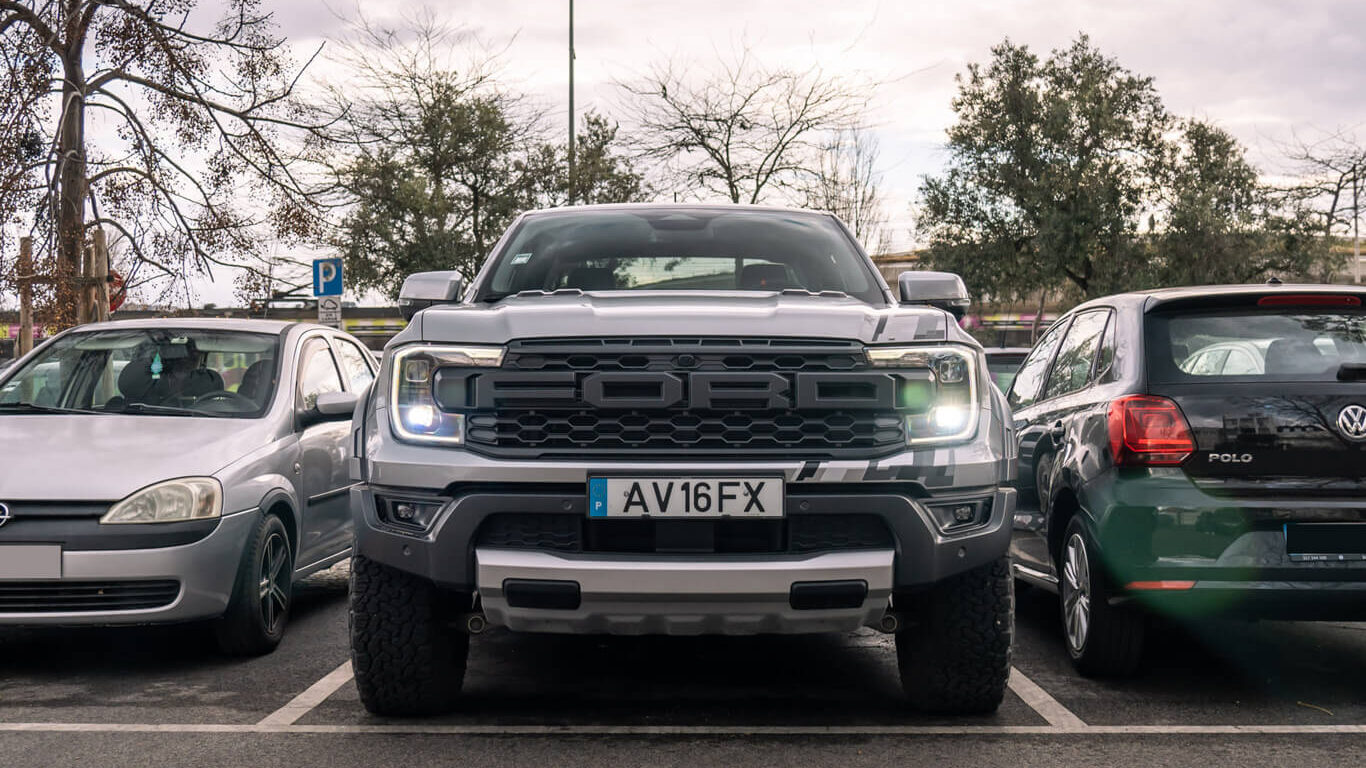 Carros estão cada vez mais largos mas ruas não. Conheça os números