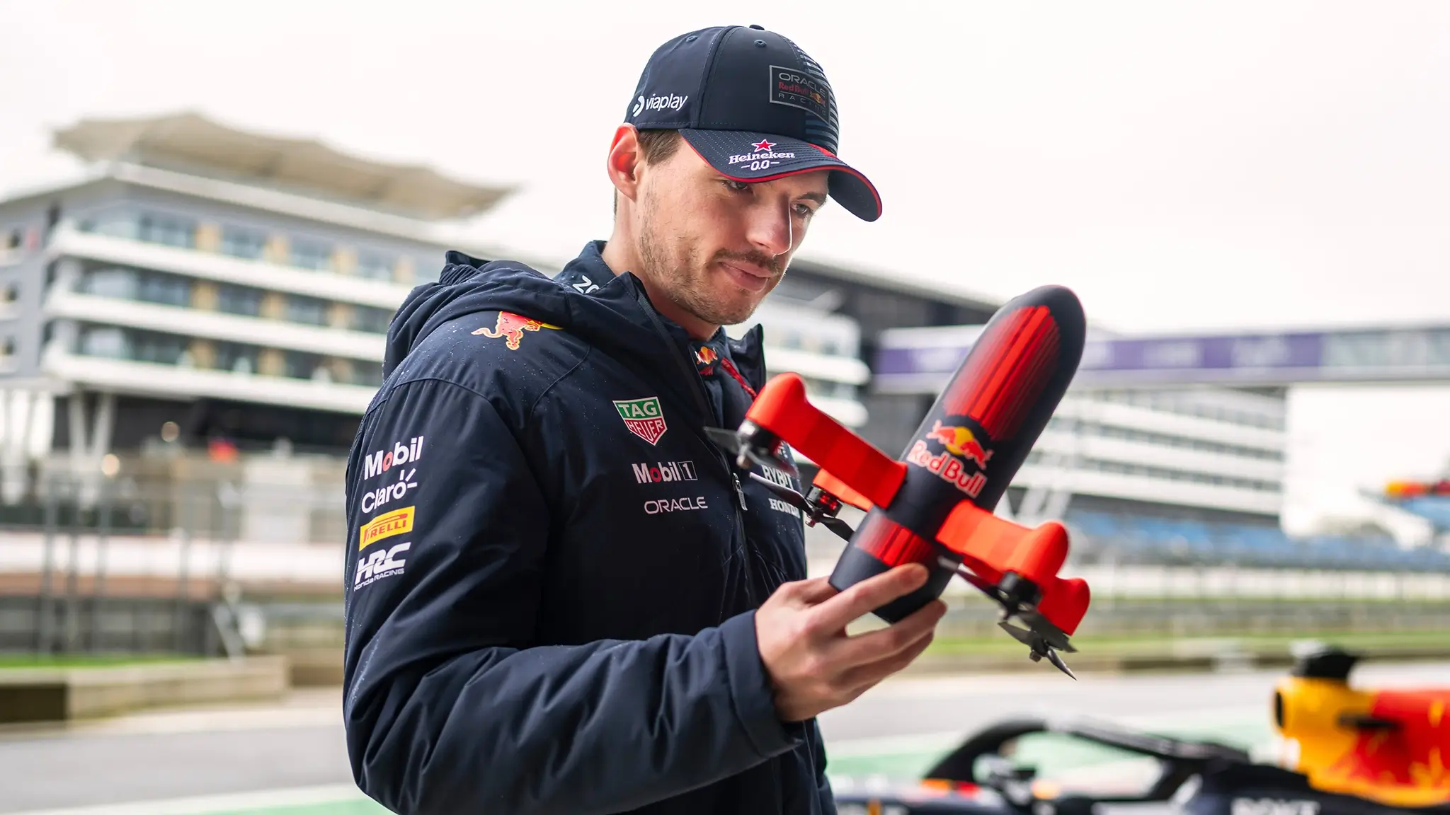 Max Verstappen ou drone? Quem vence uma batalha em pista?