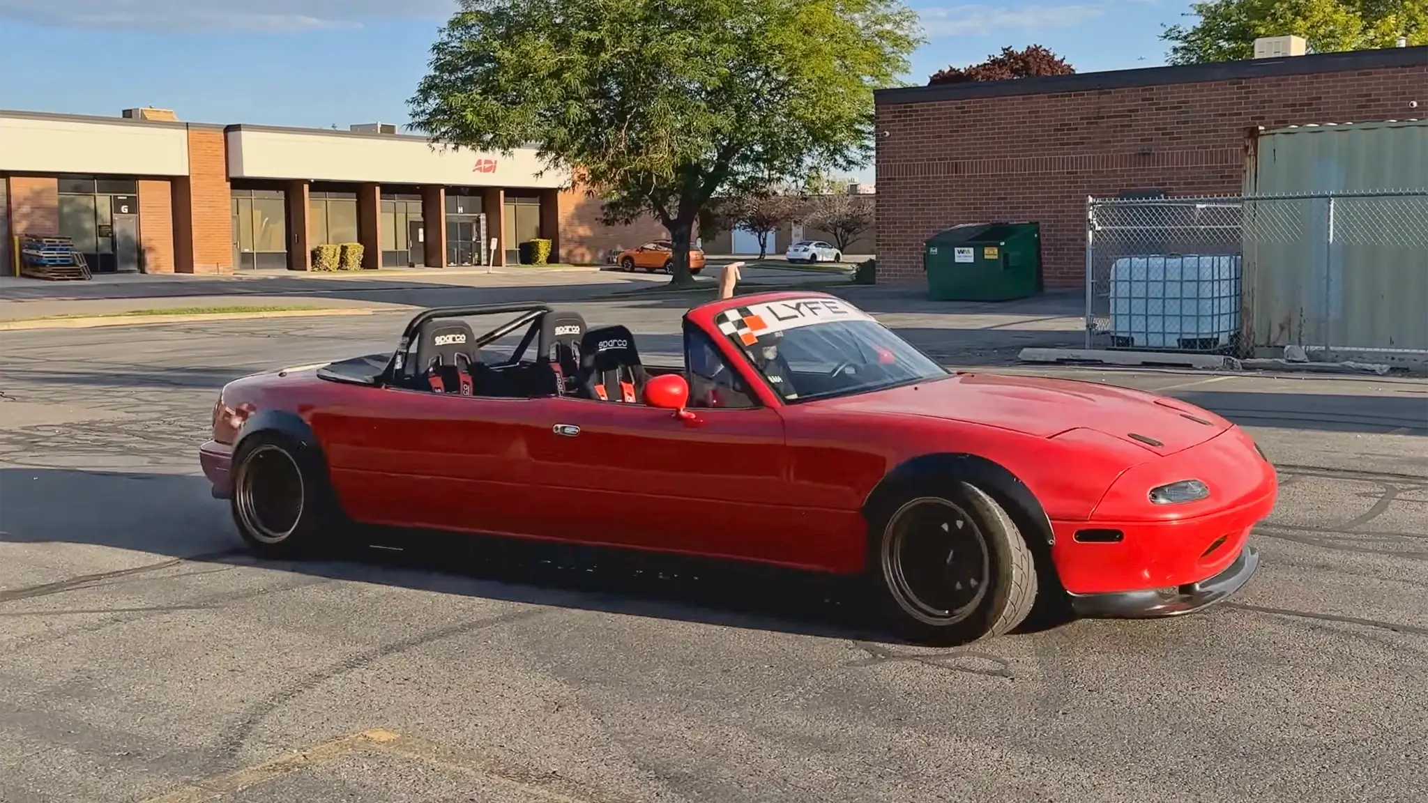 Este Mazda MX-5 de quatro lugares responde a uma pergunta que ninguém fez