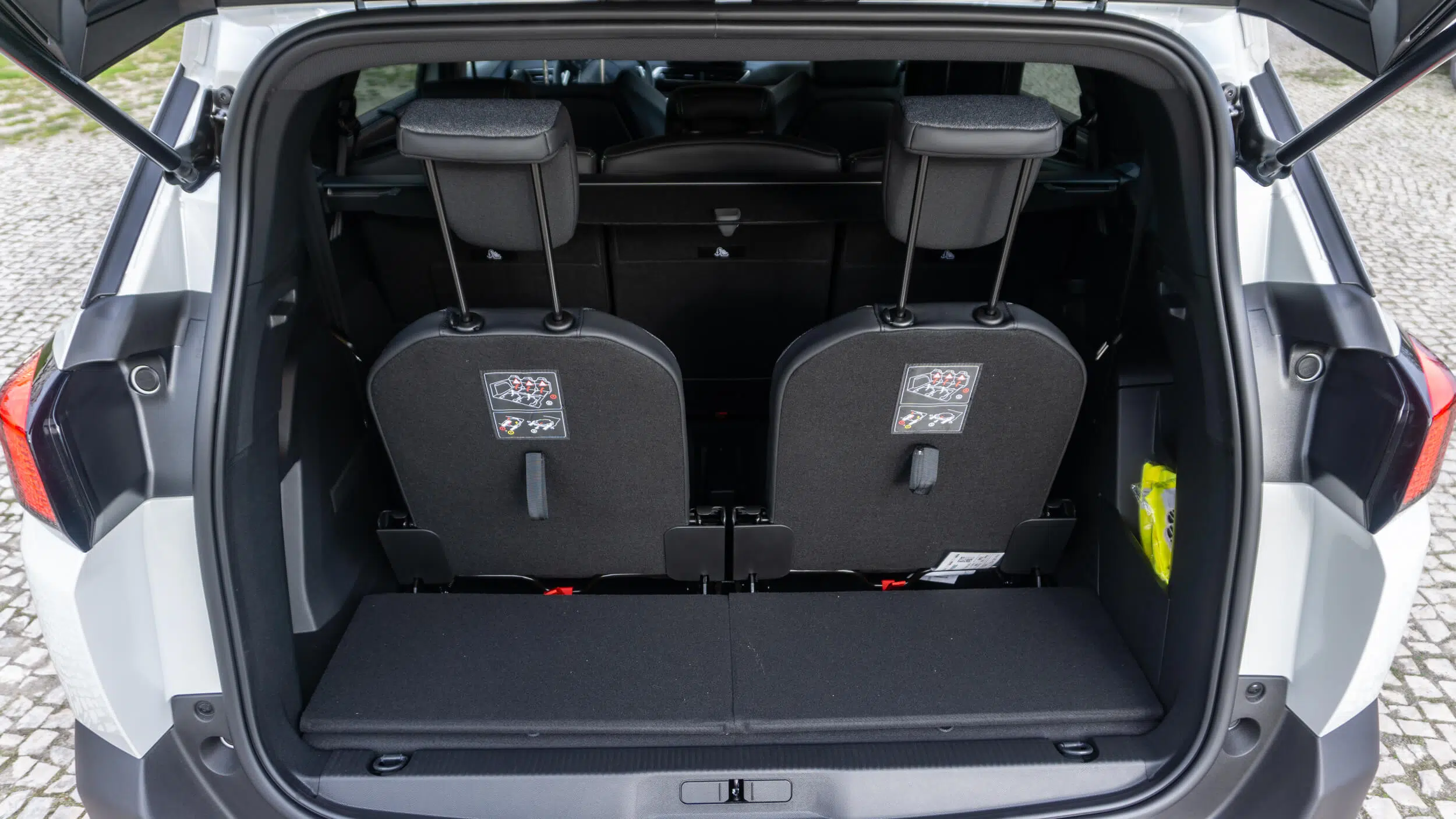 Peugeot 5008 Hybrid 48V - terceira fila de assentos montada