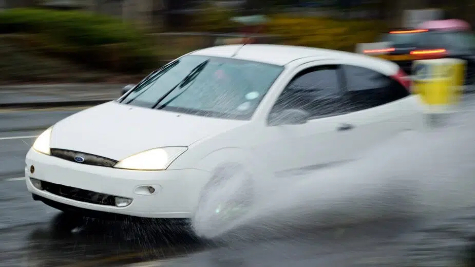 Ford Focus a passar por área alagada