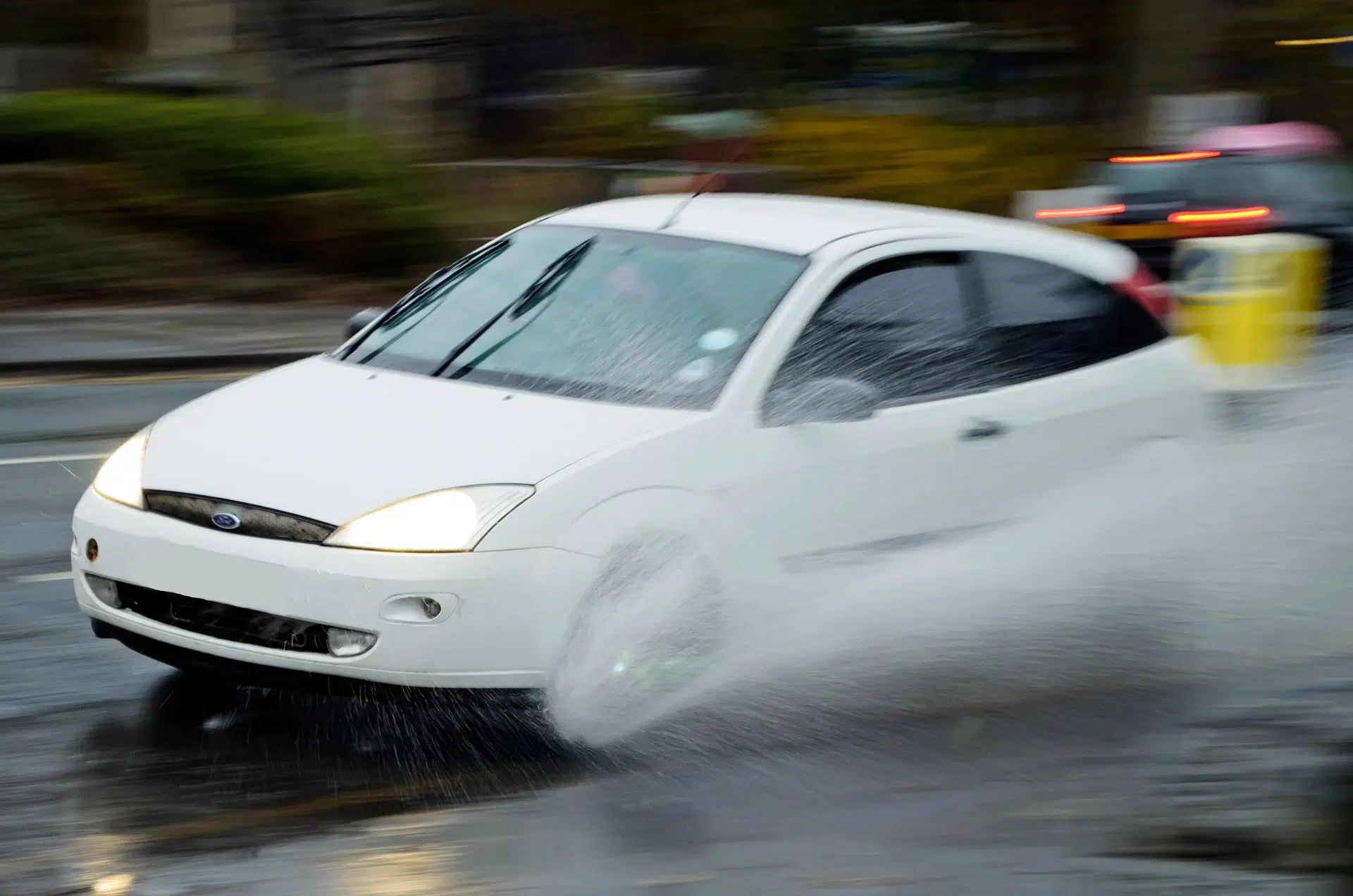 Ford Focus a passar por área alagada