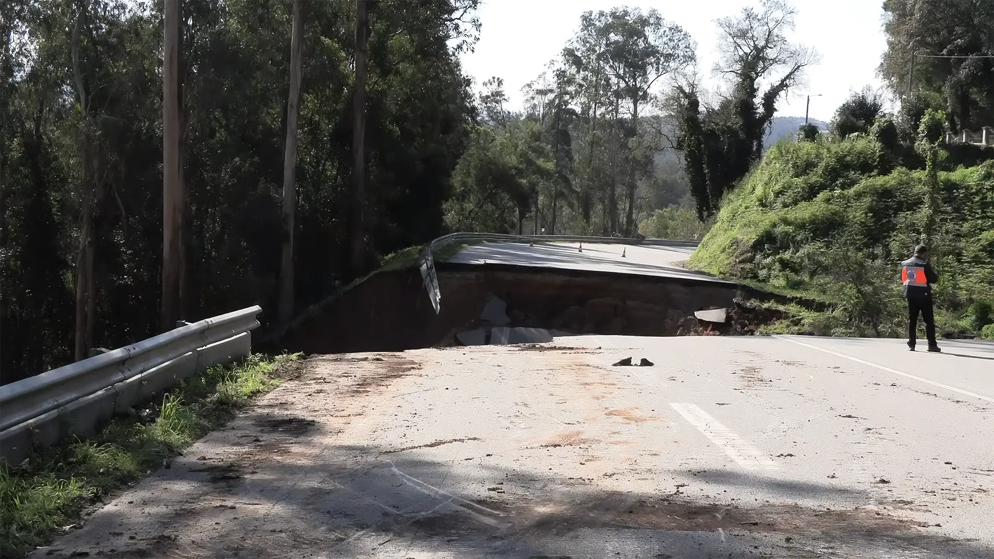 Aluimento de terras fecha IC2 ao trânsito em Macinhata do Vouga, Águeda