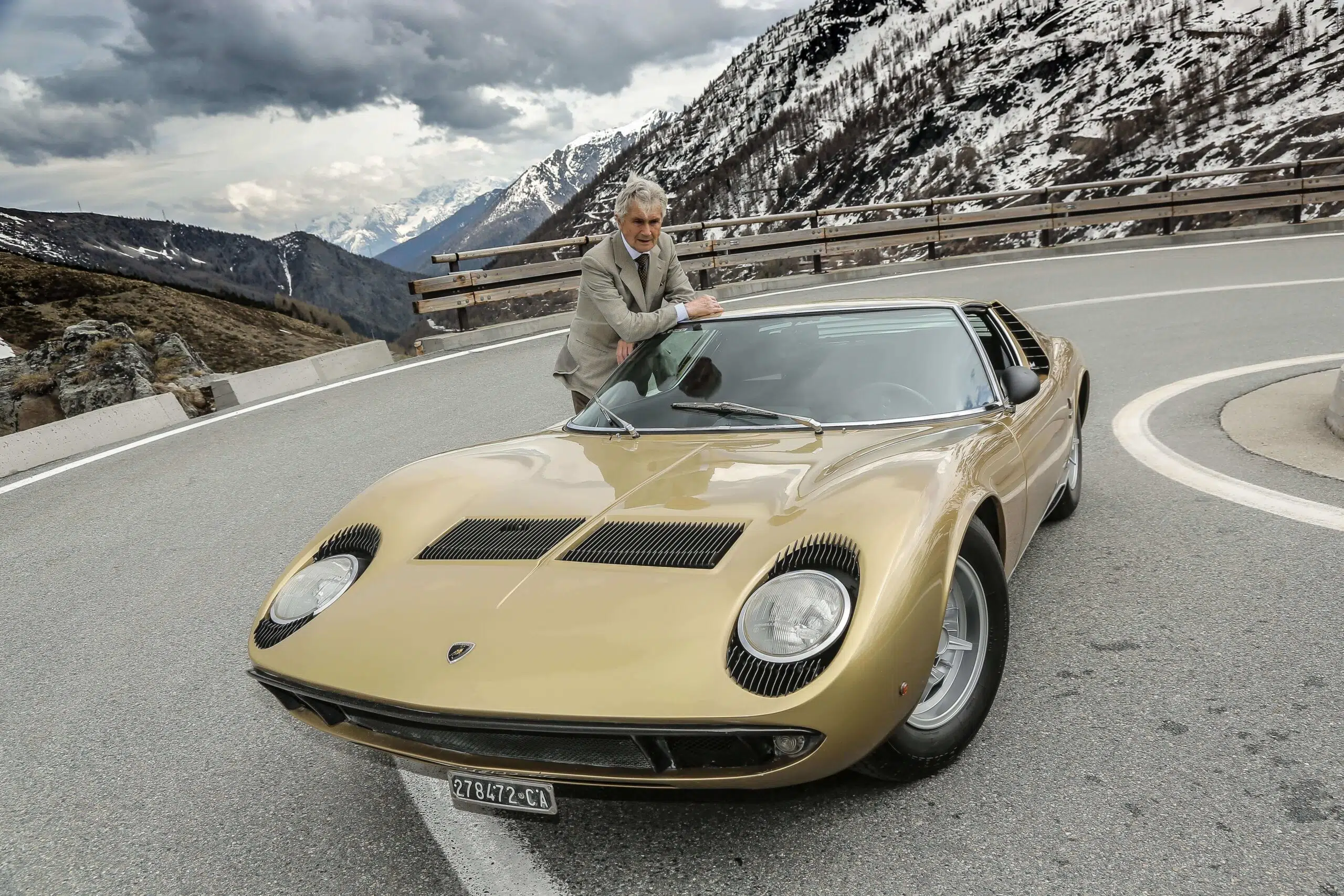 Marcello Gandini ao lado do Lamborghini Miura