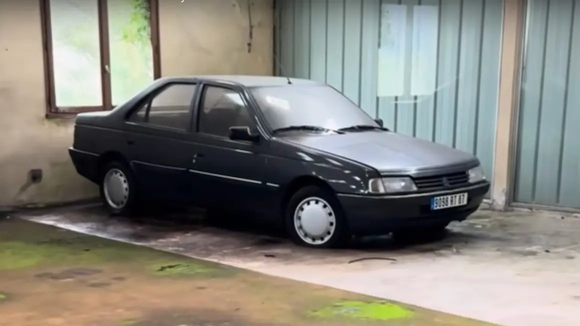 Este espaço tem vários Peugeot 405 abandonados mas não só