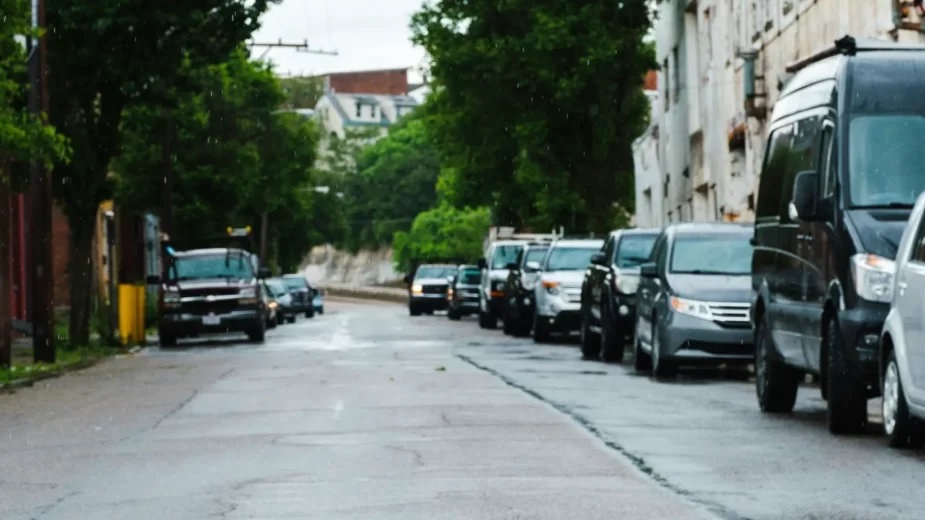 Carros estacionados numa rua