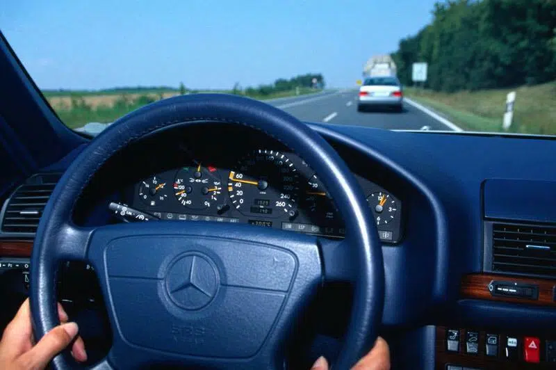 Interior do Mercedes-Benz Classe S na estrada