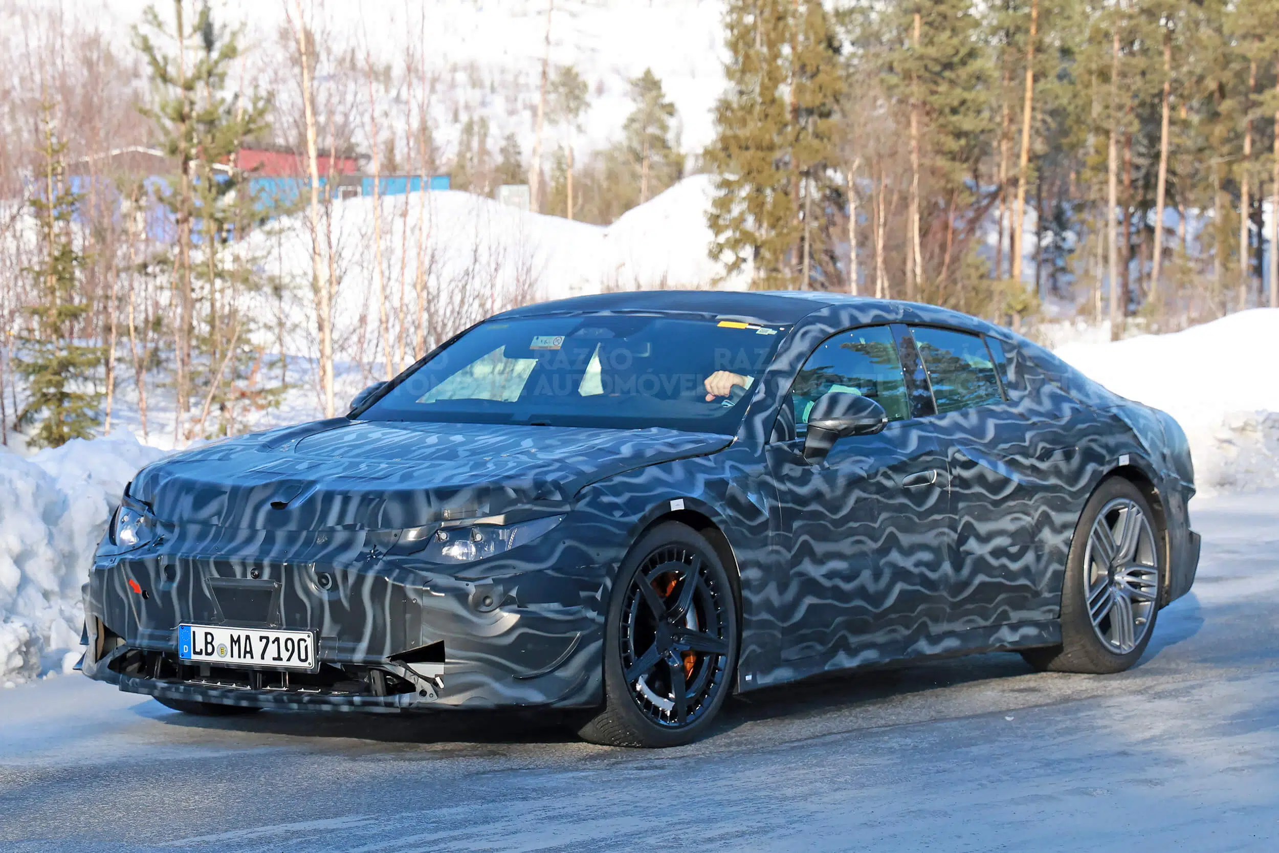 foto-espia Mercedes-AMG GT elétrico, frente 3/4