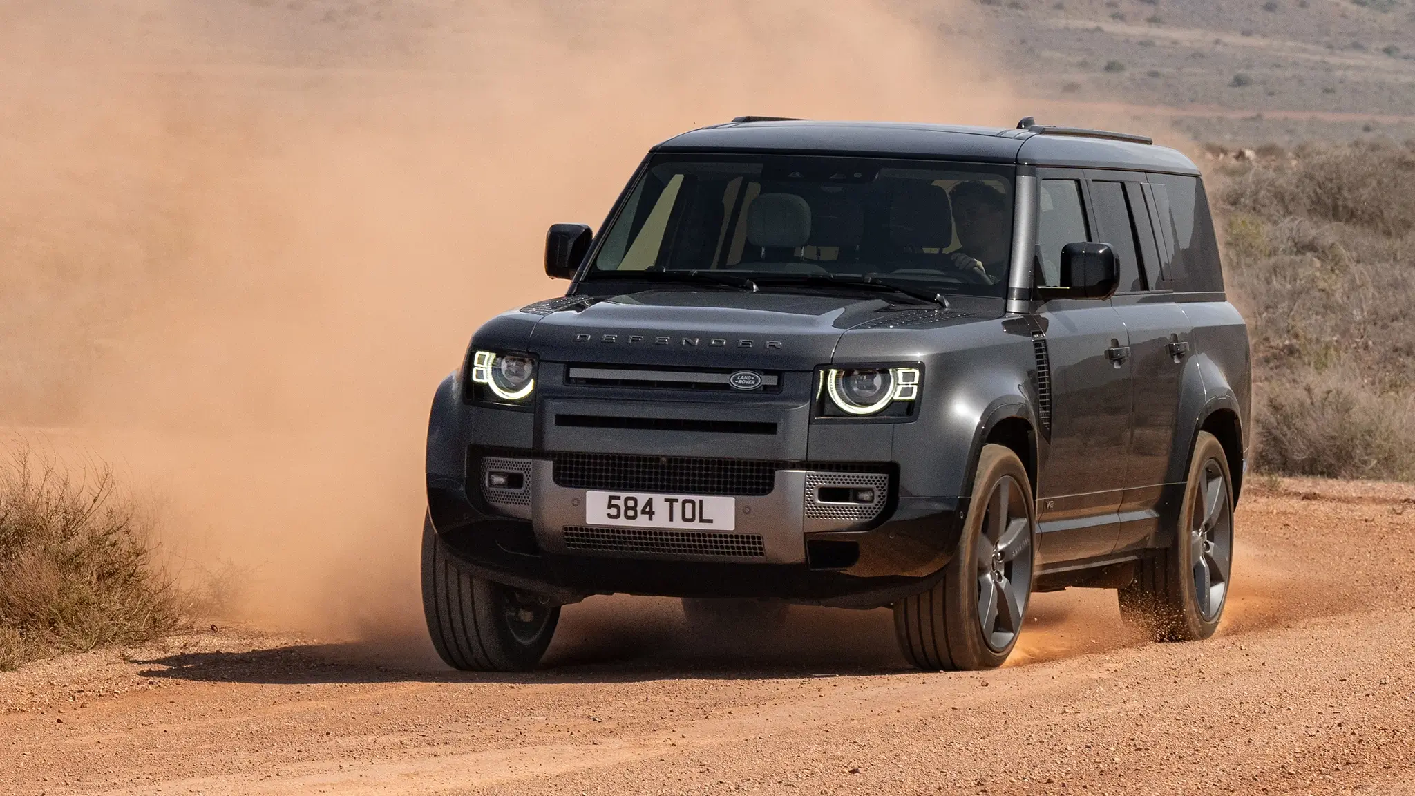 Defender 2024 perde seis cilindros a gasolina mas ganha V8