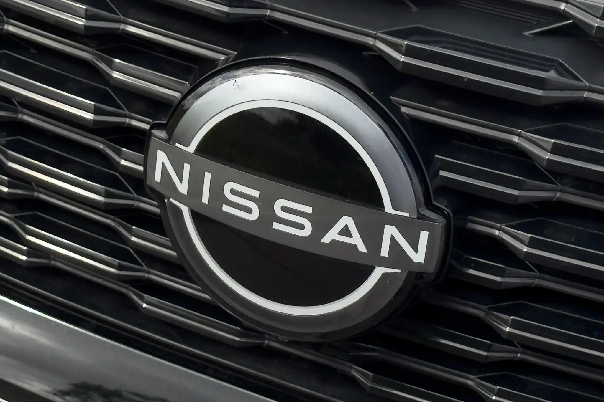 Nissan X-Trail - logótipo na grelha