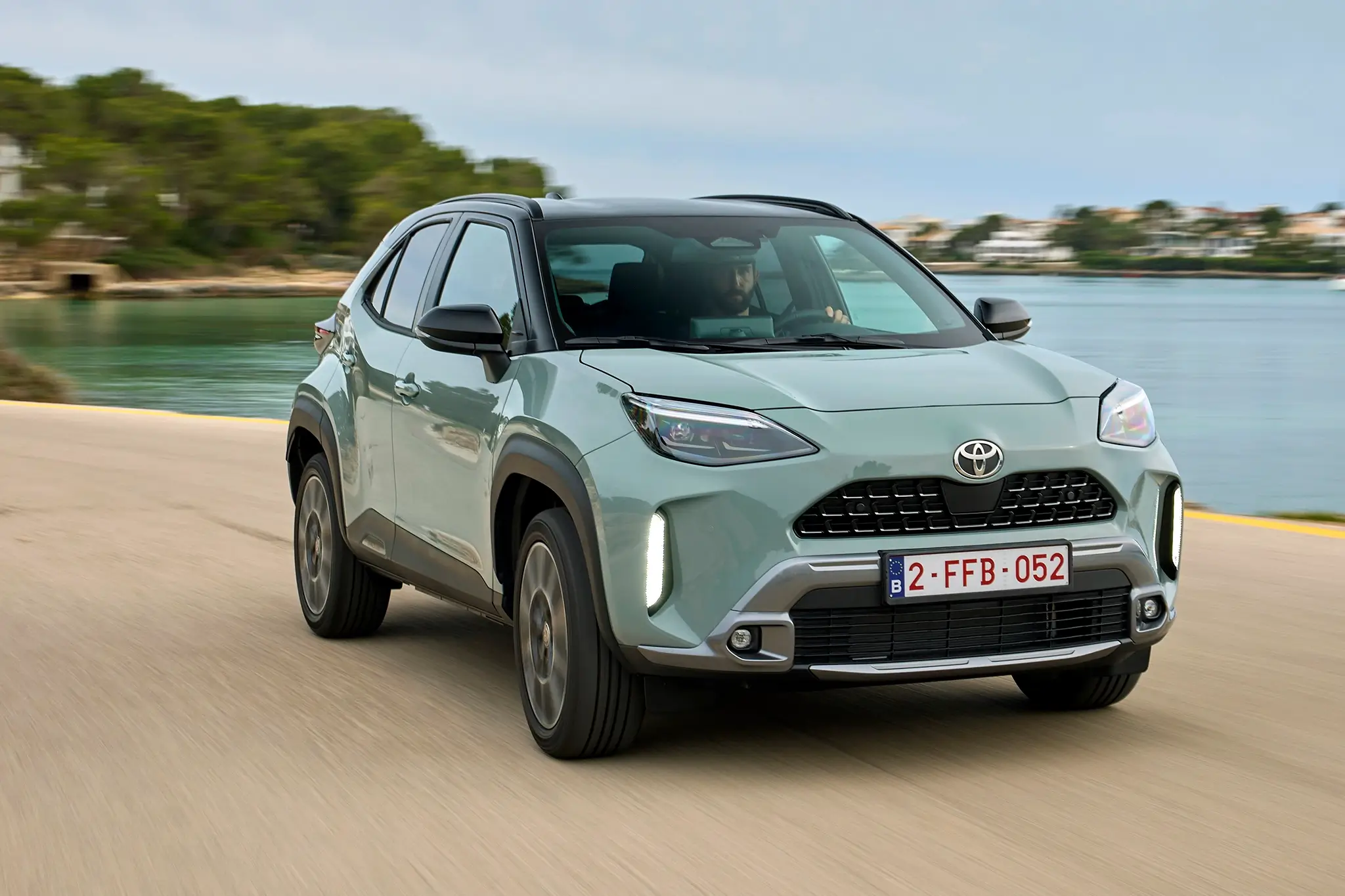 Toyota Yaris Cross Hybrid 130 - frente em andamento