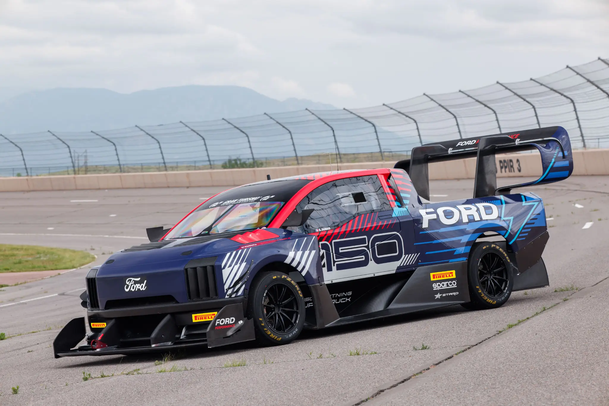 Três motores elétricos e 1419 cv. A fórmula da Ford para Pikes Peak