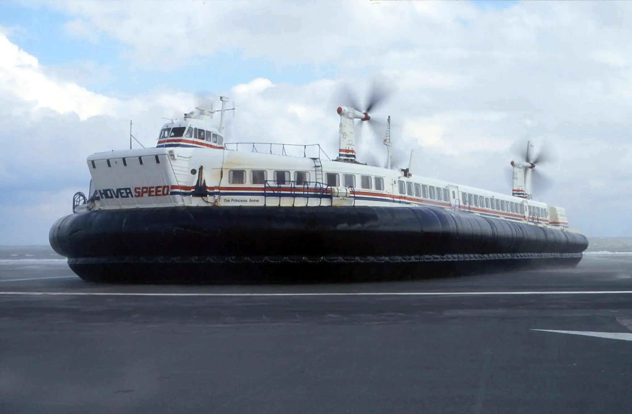 O maior hovercraft do mundo consumia 4500 litros de combustível por hora