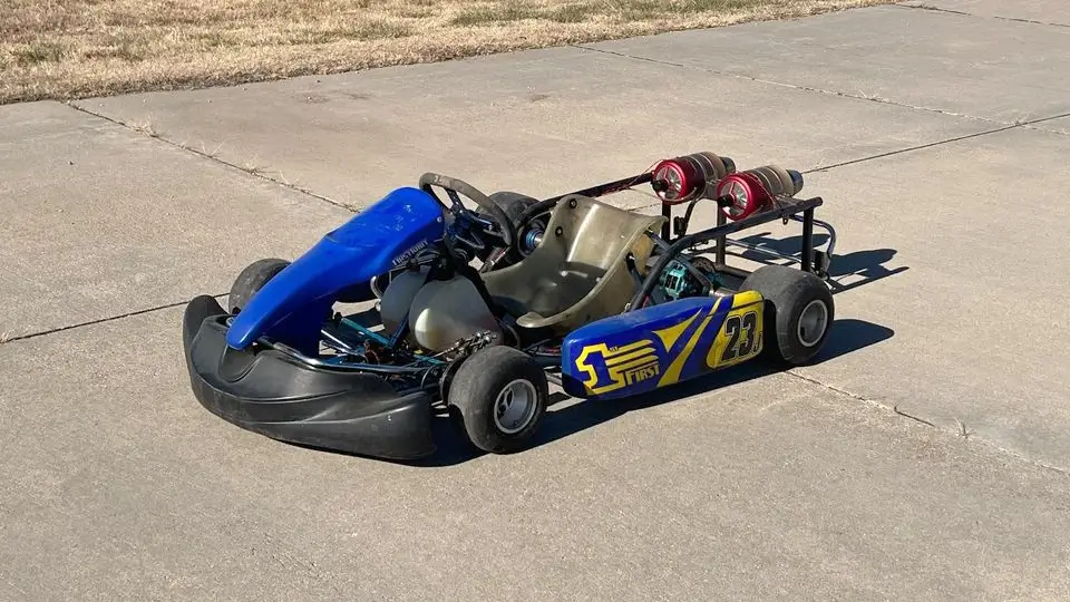 Não está a ver mal. Este kart “infernal” tem dois motores a jato