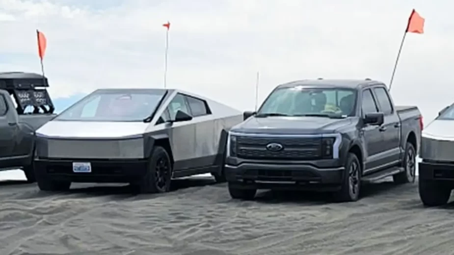 Ford F-150 Lightning contra Tesla Cybertruck - drag race na areia