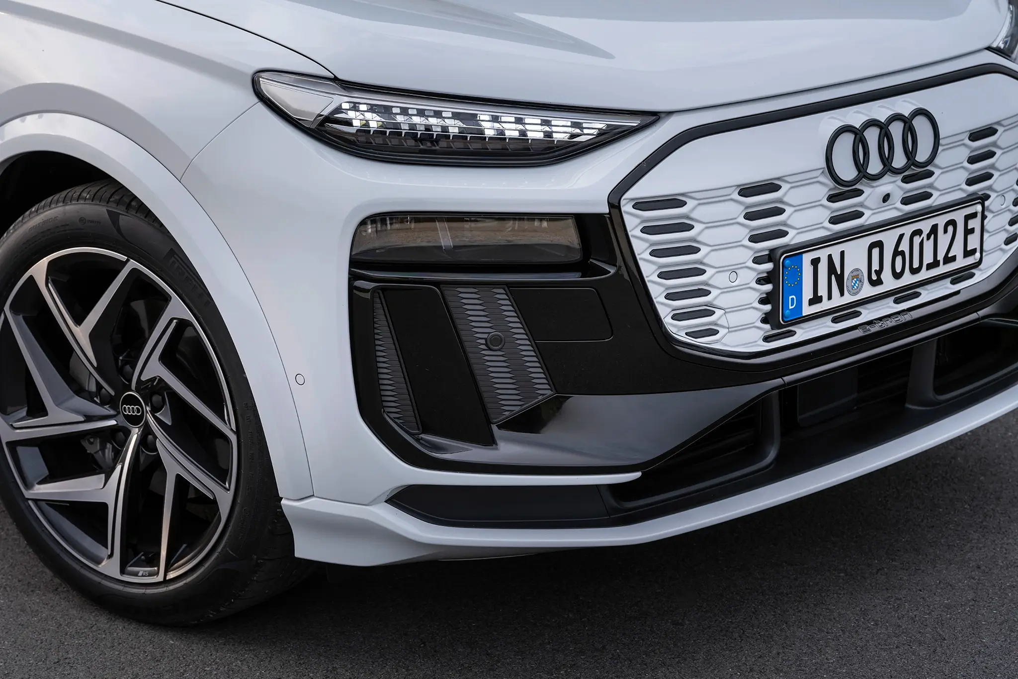 Audi Q6 e-tron - detalhe das óticas dianteiras