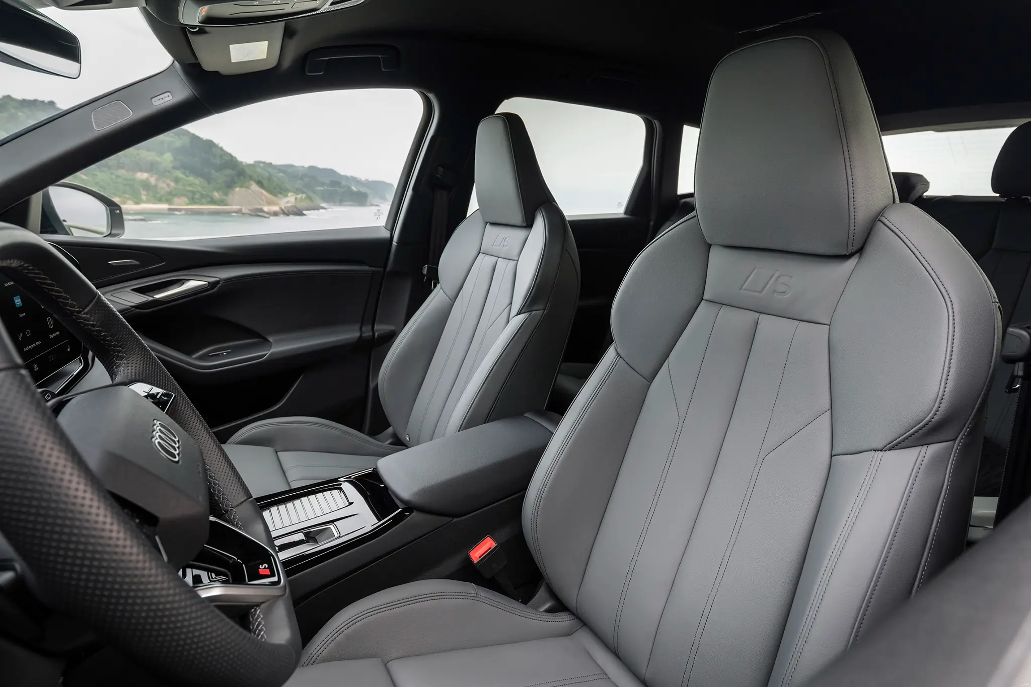 Audi Q6 e-tron - assentos dianteiros