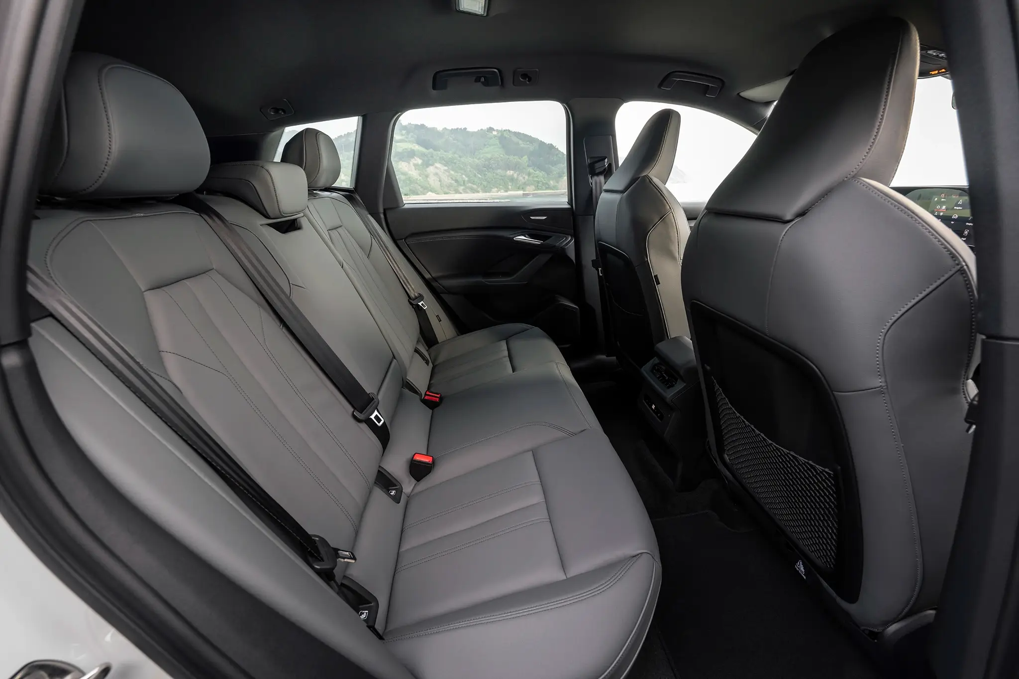 Audi Q6 e-tron - assentos traseiros