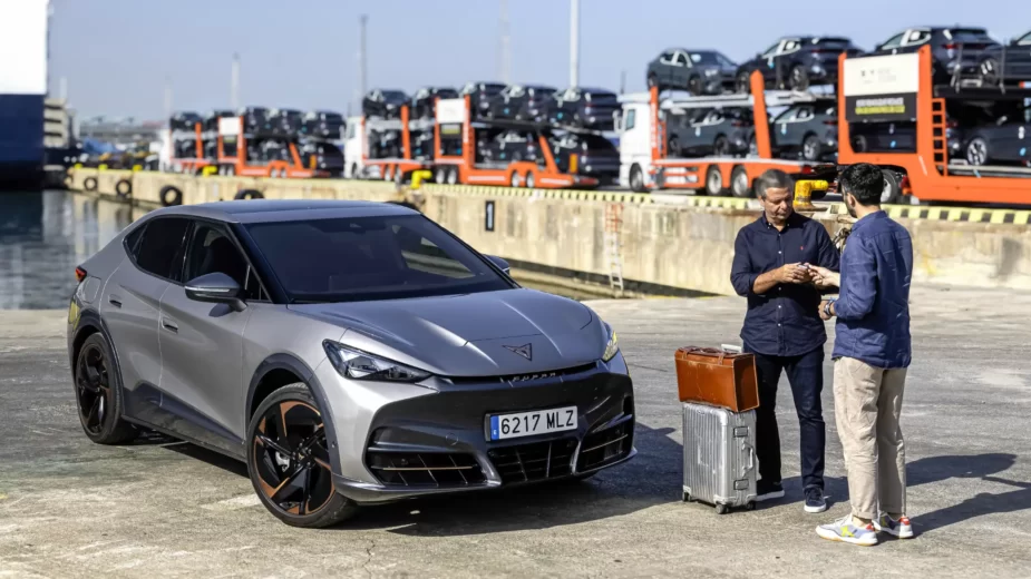 Entrega da chave do CUPRA Tavascan ao Joaquim Oliveira no Porto de Barcelona