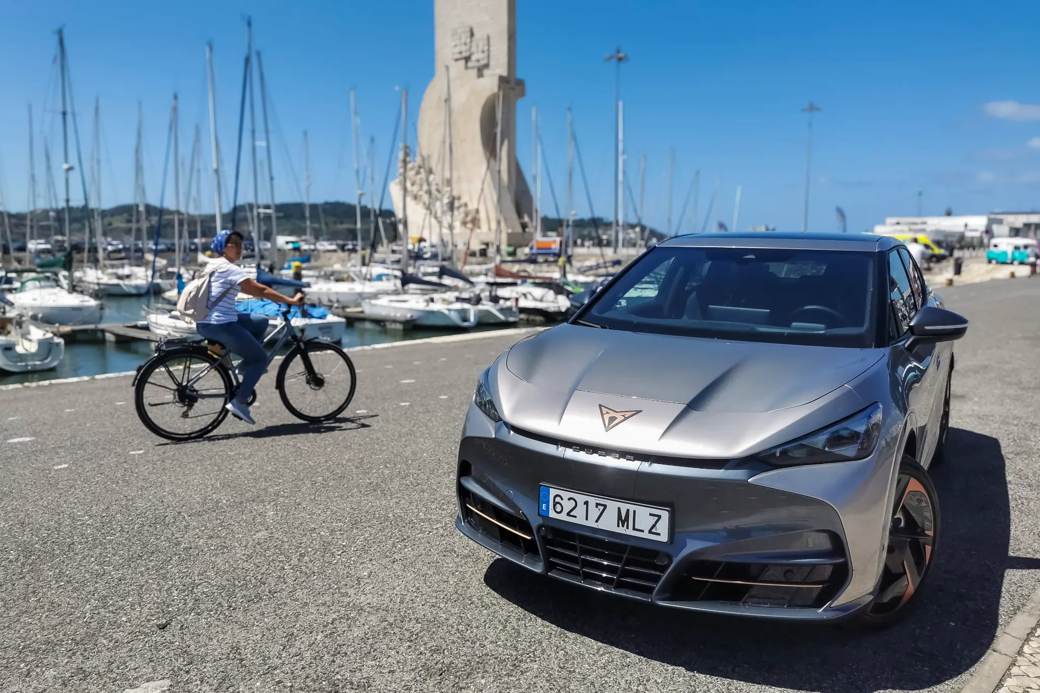 CUPRA Tavascan em Lisboa, com padrão dos Descobrimentos ao fundo