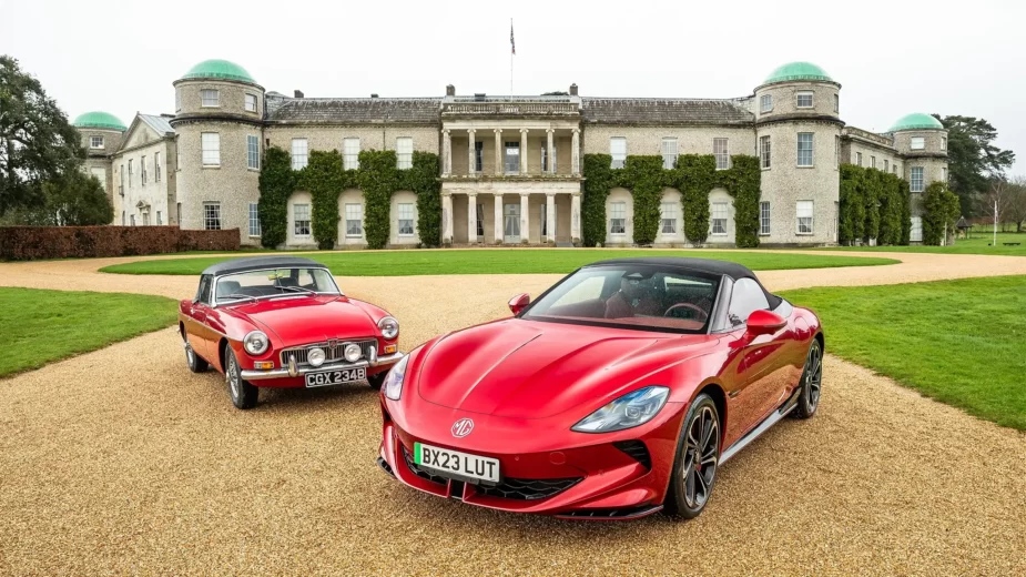 MG em frente à mansão de Goodwood