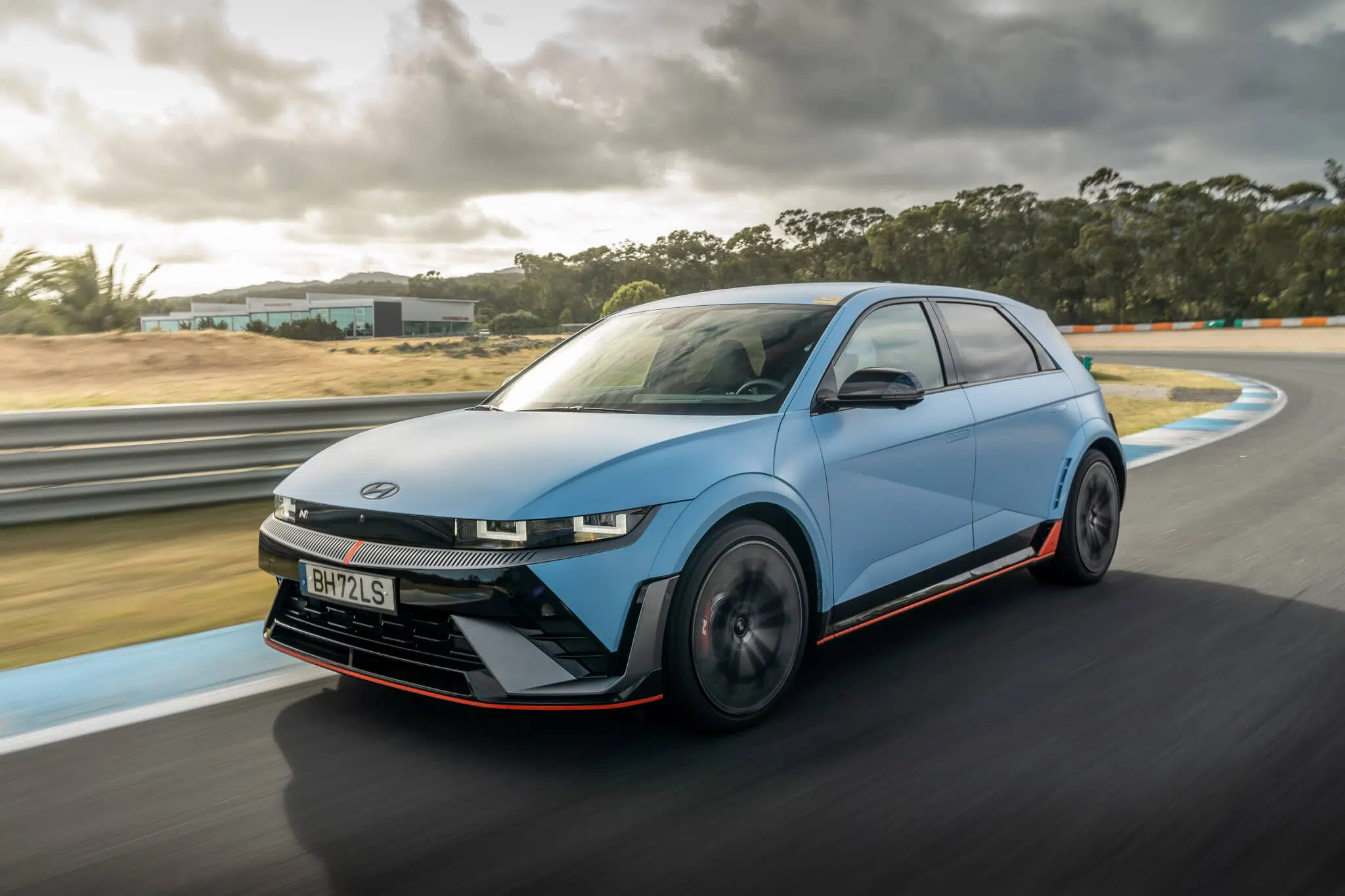 Hyundai Ioniq 5 N no circuito estoril, frente 3/4