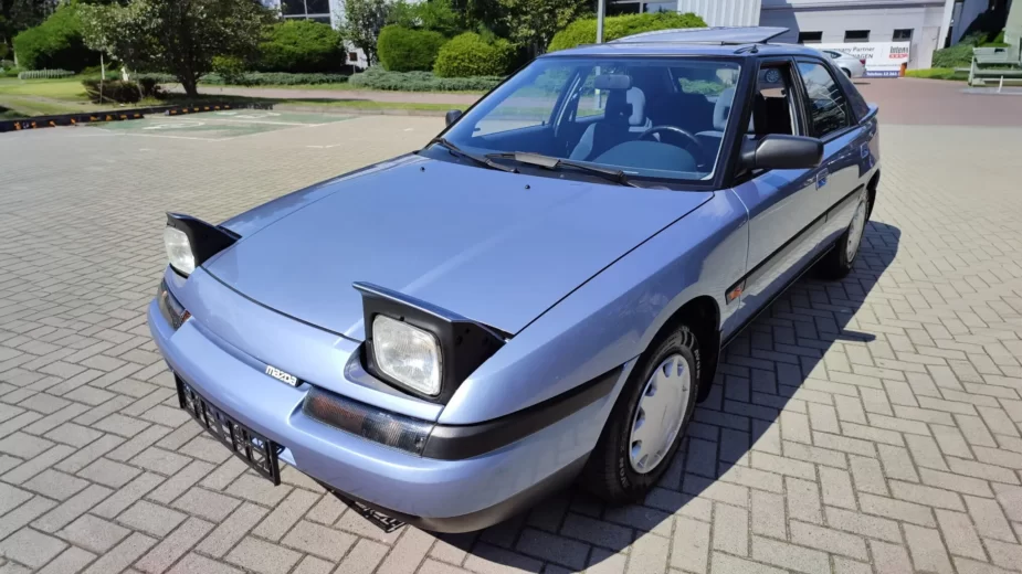 Mazda 323F - 3/4 de frente