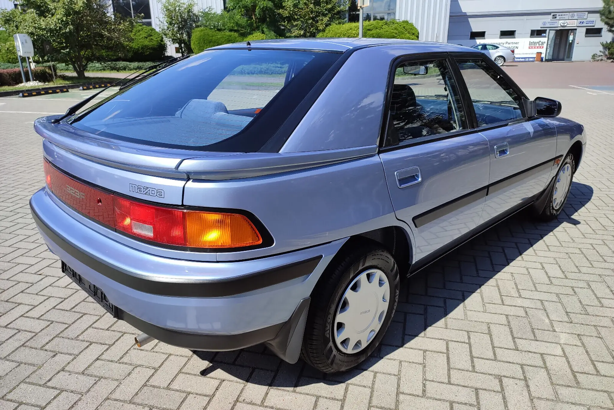 Mazda 323F - 3/4 de traseira