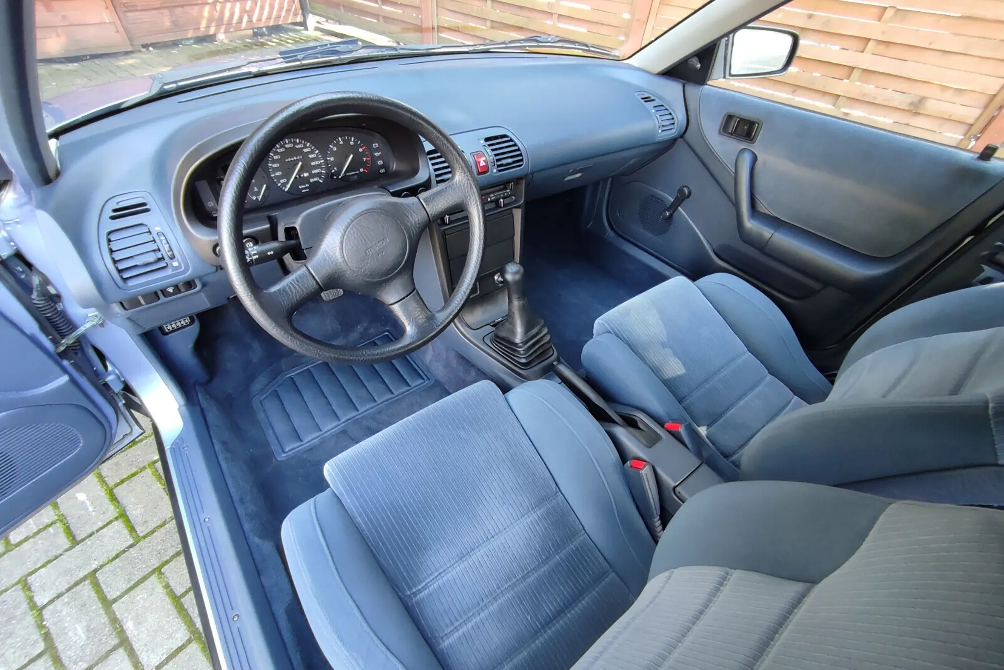 Mazda 323F - interior