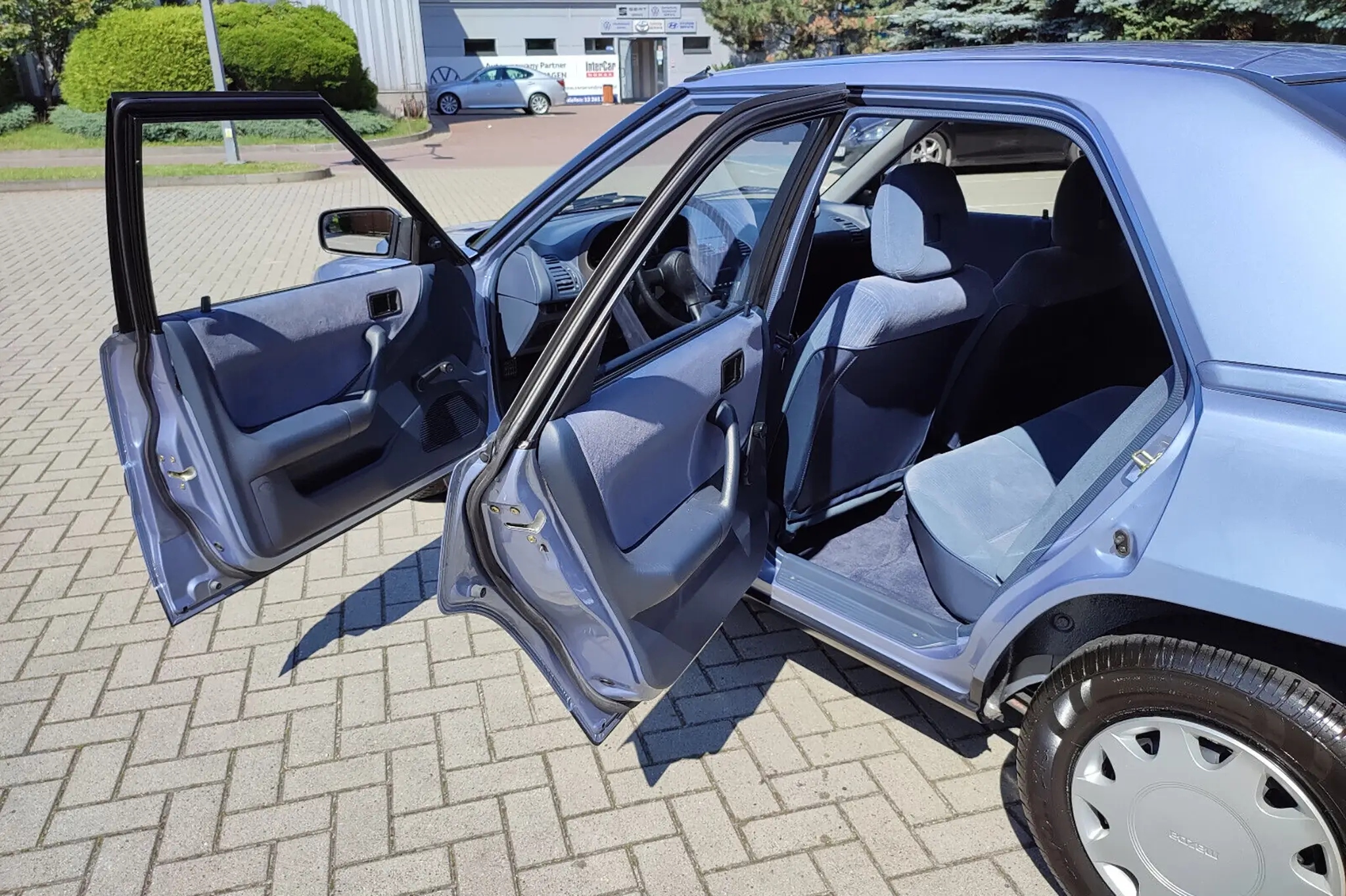 Mazda 323F - portas laterais abertas