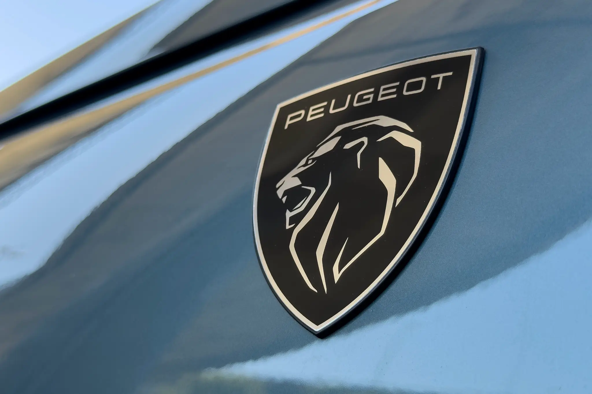 Peugeot E-3008 GT - logótipo da Peugeot