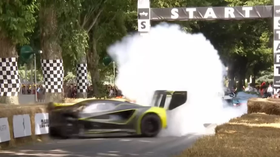 acidente Lotus Evija X na linha de partida do Goodwood Festival of Speed