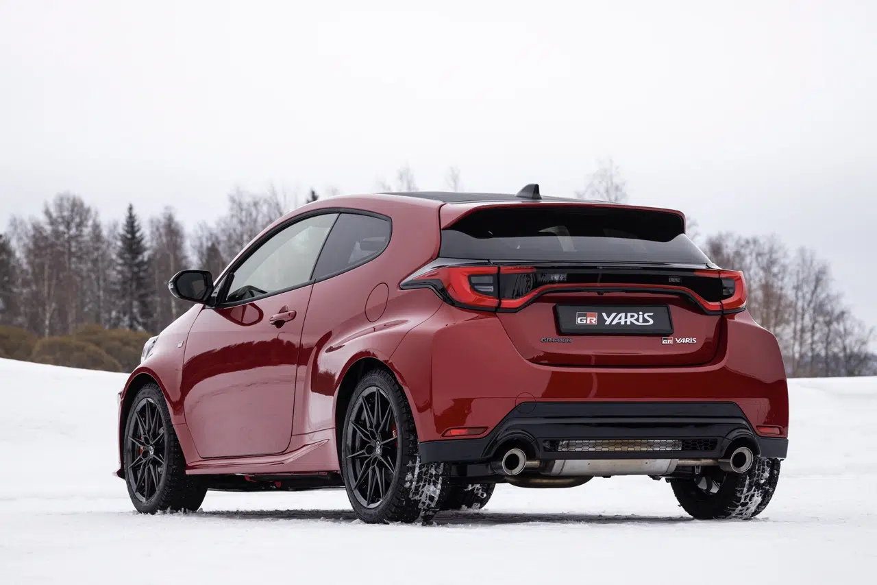 Toyota GR Yaris 2024 na neve, traseira