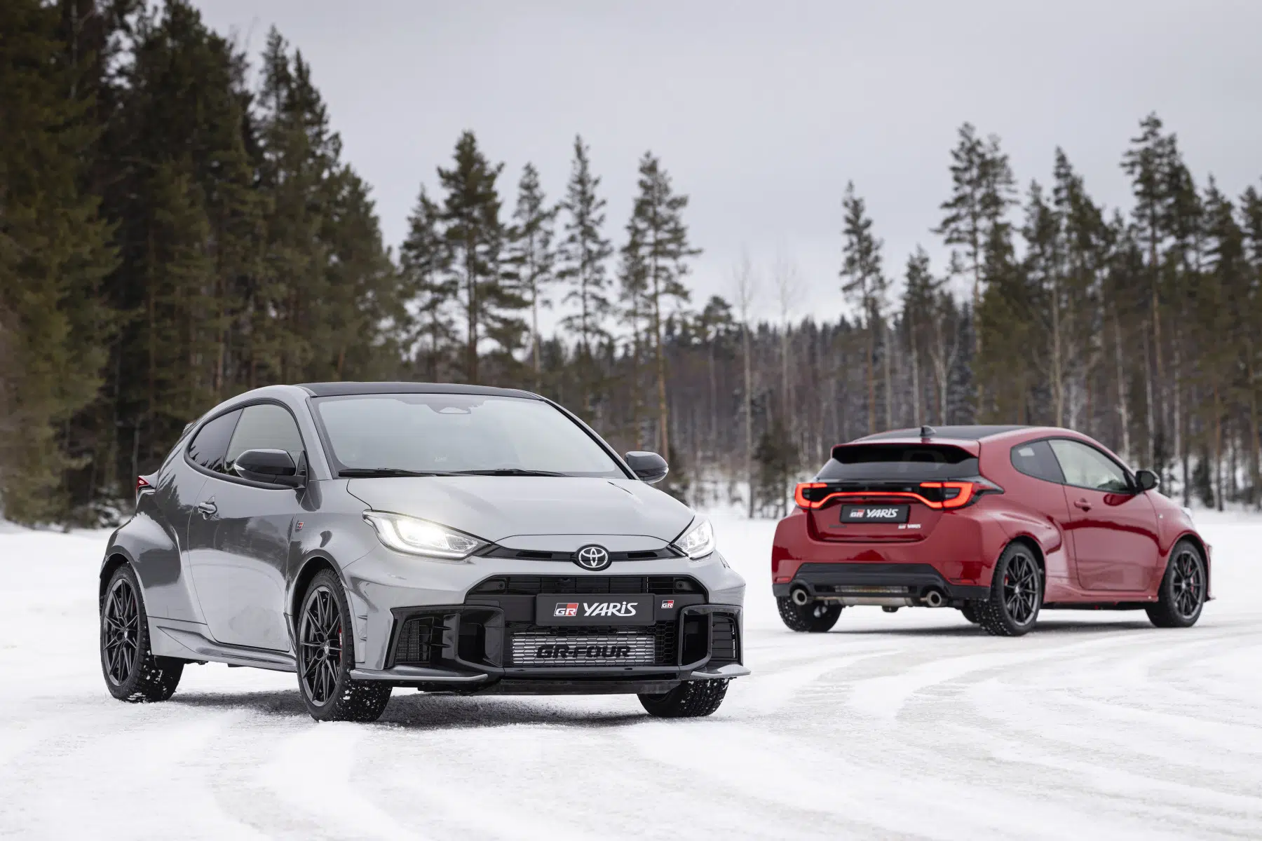 Par de Toyota GR Yaris 2024 na neve,