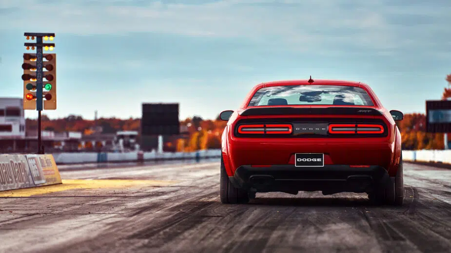 Dodge Demon parado na drag atrip ,traseira