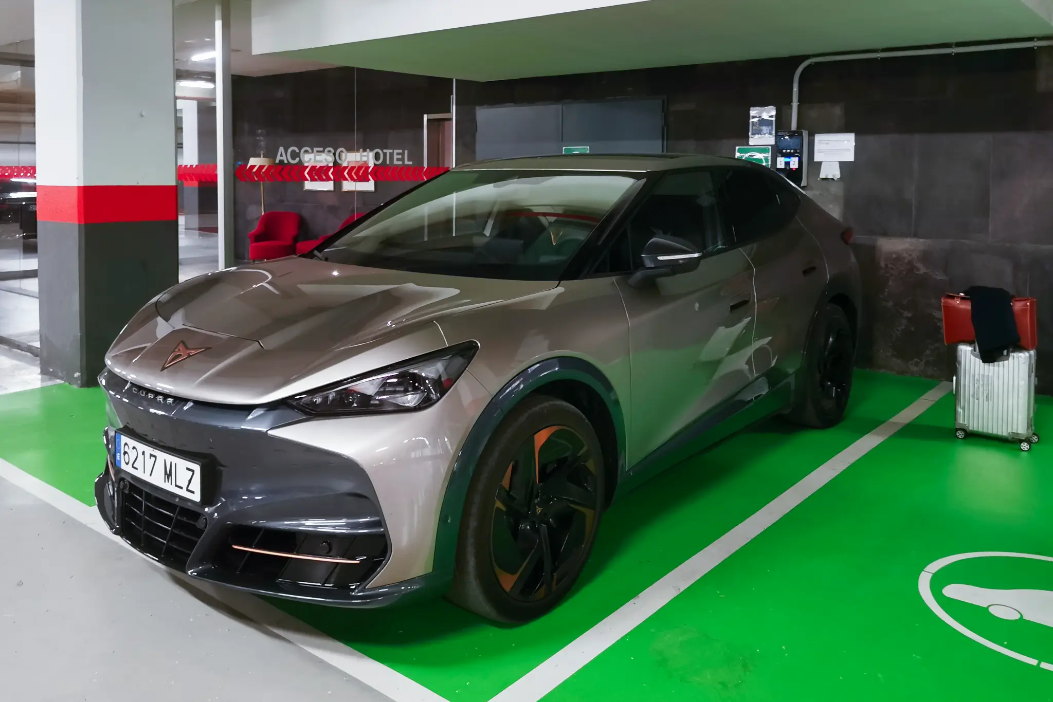 CUPRA Tavascan no hotel em Zaragoza a carregar